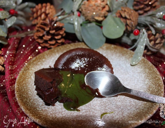 Когда пирожные, наконец, остынут, аккуратно достаньте их из формочек и подавайте. Благодаря белому шоколаду сердцевина останется жидкой.