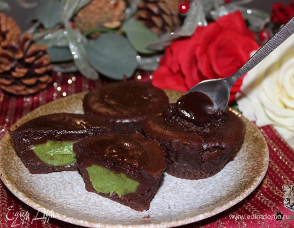 Фондан можно подавать и холодными (из холодильника), тогда у сердцевины будет консистенция крема.