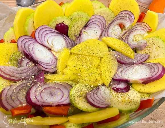 Почистите картофель и нарежьте его кружками. Выложите в центр формы основную часть картофеля, остатки выложите между кружками кабачков.