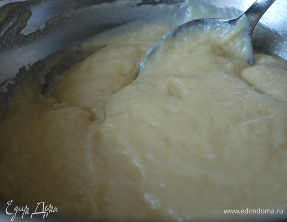 Для теста в чаше смешайте белки с сахаром и солью, добавьте растопленное и охлажденное сливочное масло, а также муку. Перемешайте тесто до однородности.