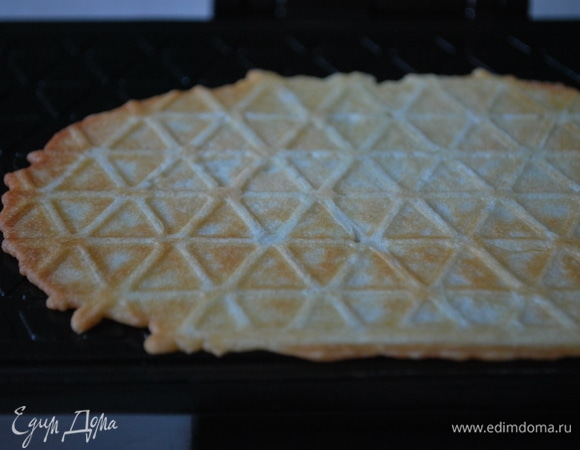 Вафельницу хорошо разогрейте, смажьте маслом, если это необходимо, и впекайте вафли до светло-золотистого цвета.