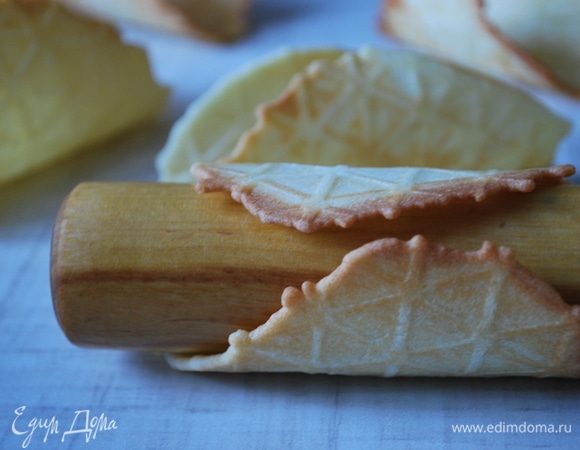 Горячей вафле сразу придайте форму лодочки, я это делала с помощью деревянной скалки. Дайте полностью остыть. Из этого количества теста получается примерно 17–19 вафель маленького размера.