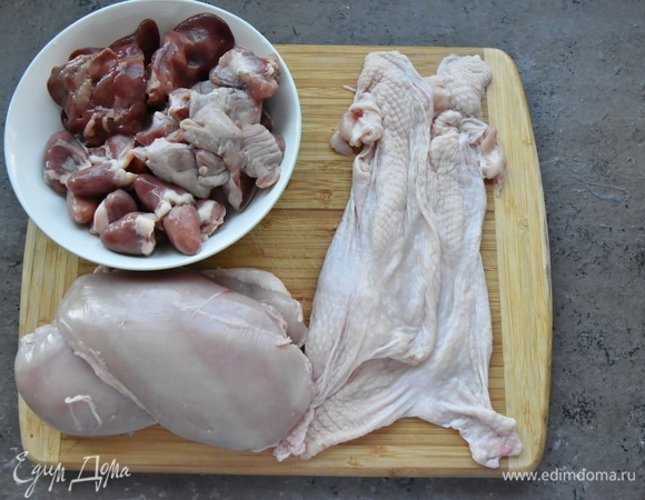 Для приготовления колбасок в качестве оболочки потребуется куриная кожица. Для этого можно взять грудку с кожей либо целую курицу. Отделить кожу, зачистить филе грудки, сняв с костей. Из остатков курицы и нескольких горошин черного перца сварить бульон, не забывая снимать с него пену. По готовности бульон процедить. Посолить по вкусу.