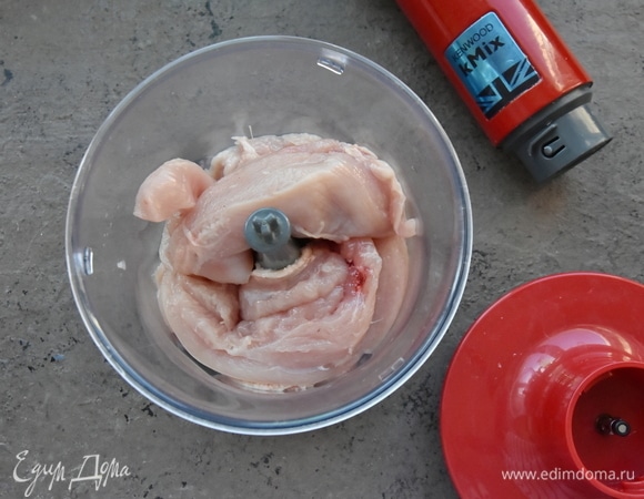 Оставшееся филе измельчить блендером, чтобы потом объединить все ингредиенты.