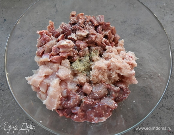 Соединить потрошки и измельченное филе, посолить, поперчить по вкусу. Перемешать.