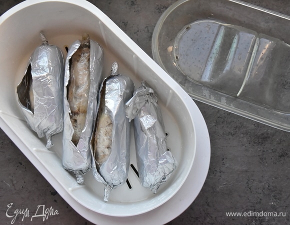 Отварить колбаски на пару в течение часа. Полностью остудить и извлечь из фольги и пленки.