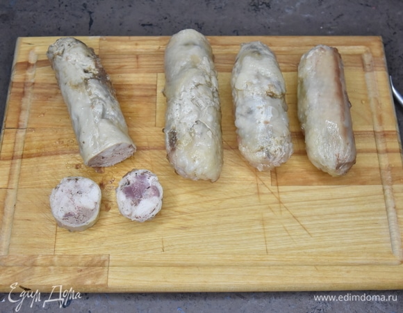 Нарезать куриные колбаски кусочками (толщину выбирайте на свое усмотрение). Размер зависит от используемой формы. Можно и вовсе колбаски не разрезать, а так залить желатиновым бульоном (нарезать уже при подаче).