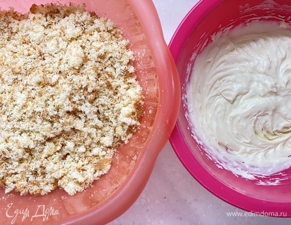 В чашке взбить масло со сгущенкой в пышный крем. По желанию добавить коньяк. Остывший бисквит раскрошить. Смешать обе массы. Разделить на 10 одинаковых частей.