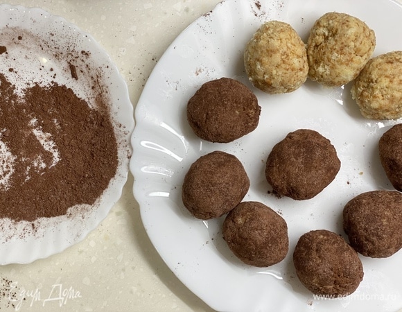 Скатать шарики, придать чуть вытянутую форму. Обвалять в смеси какао и сахарной пудры.