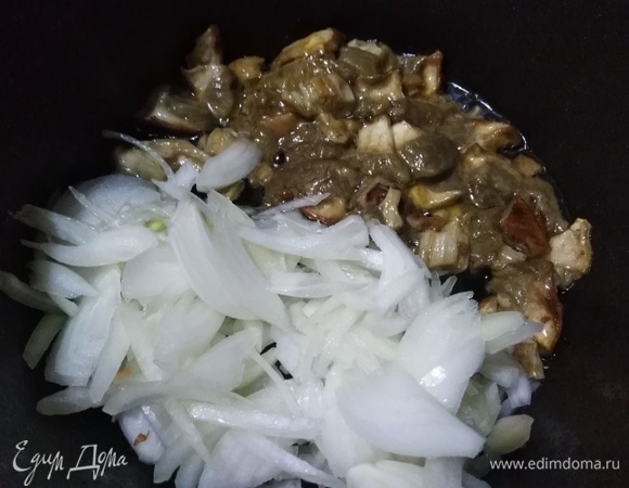 Обжарить без крышки до испарения жидкости. Всыпать нашинкованный лук. Обжарить до полуготовности последнего.