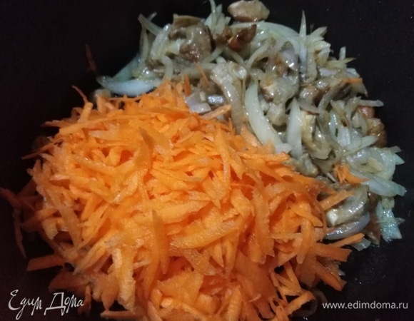 Добавить натертую на терке морковь. Посолить. Припустить в течение 5 минут.