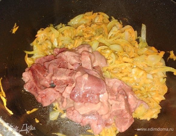 Печень нарезать и соединить со смесью овощей с грибами. Посолить, поперчить. Жарить, помешивая, 5–7 минут.