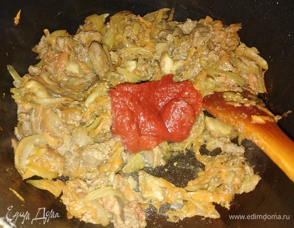 Добавить томатную пасту и продолжать жарить, помешивая, в течение 5 минут.