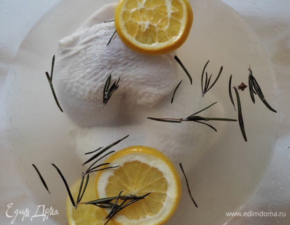 В воду добавить соль и уксус, хорошо размешать. Добавить кусочки апельсина, нарезанного кружками, гвоздику и розмарин. Погрузить куриные бедра. Емкость выбрать такую, чтобы маринад полностью покрывал куриные бедра. Накрыть крышкой или пищевой пленкой и поставить в холодильник примерно на 12 часов. После чего бедра достать и обсушить бумажным полотенцем.