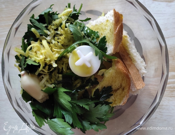 Для панировки кусочки батона подсушиваем до хруста на сухой сковороде или в тостере, помещаем все ингредиенты в измельчитель.