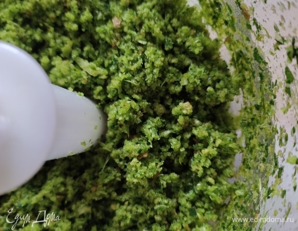 Измельчаем в мелкую крошку. Если нет измельчителя, можно пропустить все через мелкую решетку мясорубки.