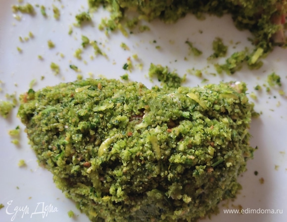 Каждое бедрышко смазываем майонезом для лучшего прилипания панировки, просто так она осыпается! Посыпаем панировкой и прижимаем к мясу со всех сторон.