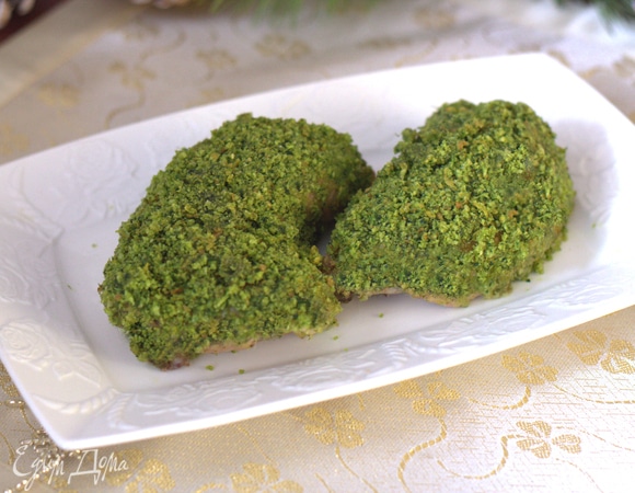 Возвращаем бедрышки в духовку на 5 минут, чтобы зеленая корочка немного подсохла и стала хрустящей. Подаем в горячем виде. Приятного аппетита!