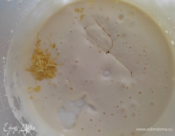 Добавляем цедру одного лимона (примерно 1 ст. л.), растительное масло, йогурт. Хорошо перемешиваем лопаткой.