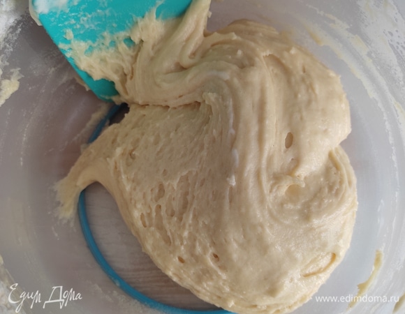 Тесто получается мягкое, эластичное, липкое. Муки больше добавлять не нужно!