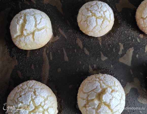 Выпекаем в заранее разогретой до 180°C духовке примерно 15 минут, может, чуть меньше. Ориентируйтесь по своей духовке. Печенье должно потрескаться и быть мягким внутри. Хранить такое печенье в плотно закрытой посуде. Приятного чаепития!