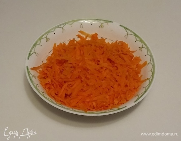 Морковь натереть на крупной терке.