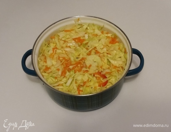 В кастрюлю, в которой будет мариноваться капуста, нужно положить все ингредиенты частями — часть моркови, капусты, болгарского перца, лука репчатого. Добавить к ним часть подсолнечного масла, уксуса, соли, сахарного песка и перца молотого. Все перемешать и продолжить наполнять кастрюлю дальше, пока все ингредиенты не закончатся. Затем накрыть тарелкой и установить гнет. Оставить в помещении при комнатной температуре на 2 дня. После чего можно наслаждаться капустой. Хранить в холодильнике. Приятного аппетита!