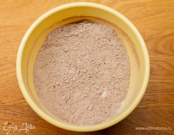 В чашу просеять муку, какао и разрыхлитель.