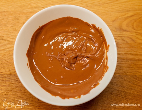 Шоколад растопить на водяной бане или в микроволновке импульсами.