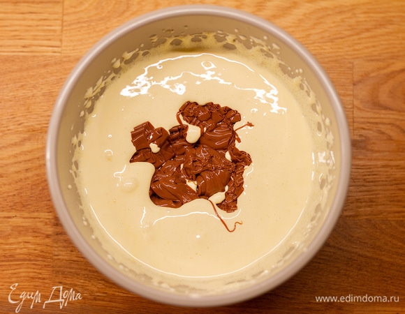 Добавить к желткам. Взбить.