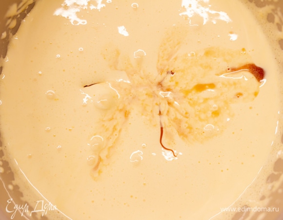 Влить кофе.