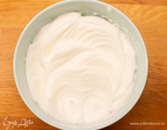 В отдельной чаше взбить белки до пиков.