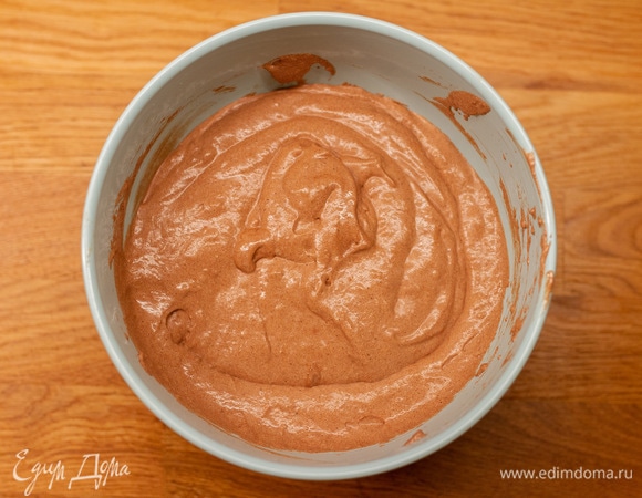 Добавить в желтковую массу половину сухих ингредиентов, перемешать, всыпать оставшуюся муку и добавить взбитые белки. Аккуратно перемешать тесто сверху вниз.