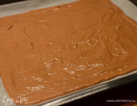 Противень застелить пергаментом и выложить тесто ровным слоем. Выпекать при 160°C 20 минут.