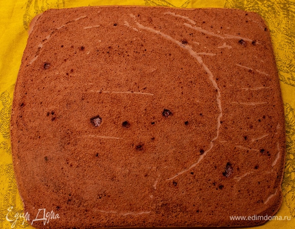 Готовый корж остудить и поломать на кусочки.