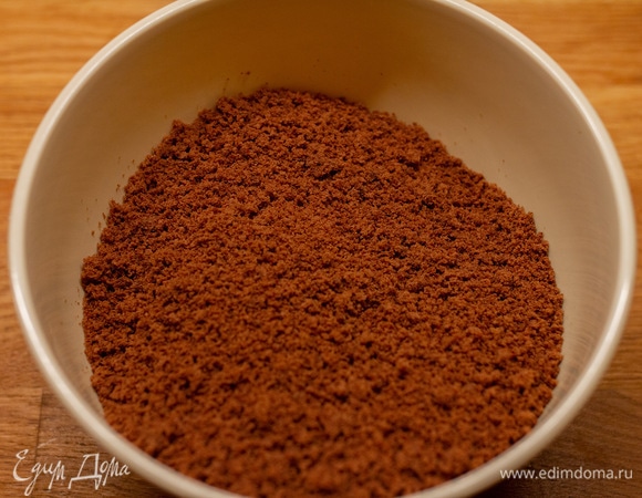 Кусочки бисквита измельчить до состояния крошки.