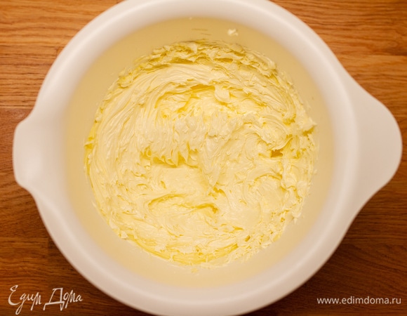 Мягкое сливочное масло взбивать миксером 5–10 минут, до пышной массы.