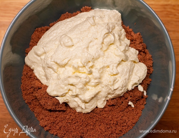 Бисквитную крошку перемешать с кремом.