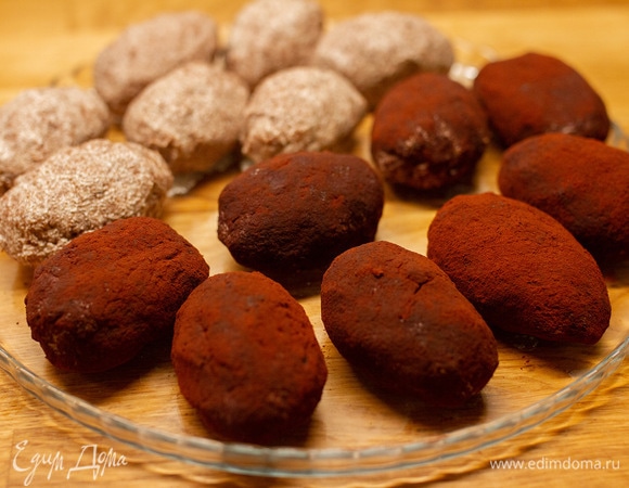 Из получившейся массы скатать небольшие пирожные в форме картошки. Обвалять их в какао.