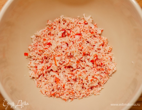 Крабовые палочки натереть на мелкой терке.