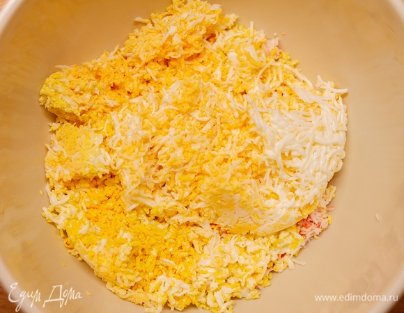 Добавить тертые отварные яйца.