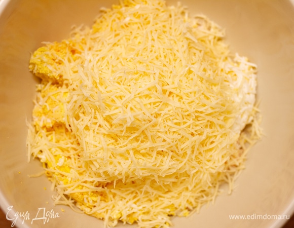 Затем — тертый сыр и чеснок. Добавить майонез, посолить по вкусу и перемешать.