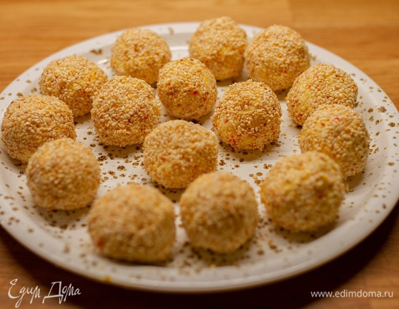 Скатать небольшие шарики и обвалять их в кунжуте.