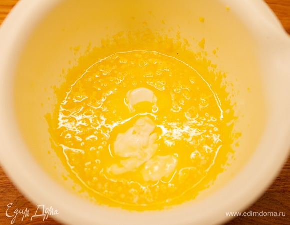 В чаше взбить яичные желтки с сахаром. Затем добавить сметану, растопленное сливочное масло и ванильный экстракт. Перемешать.