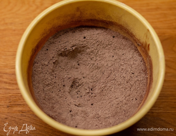 В отдельной чаше смешать муку, какао, разрыхлитель и соль.