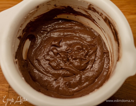 Ввести частями муку в желтковую смесь. Белки взбить в другой емкости до пиков и постепенно начать добавлять в тесто. Аккуратно перемешать до однородности.