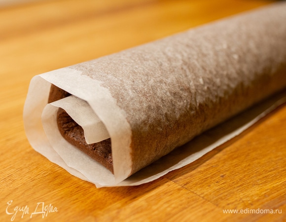 Готовый горячий бисквит свернуть в рулет прямо в пергаменте. Оставить в таком состоянии остывать.