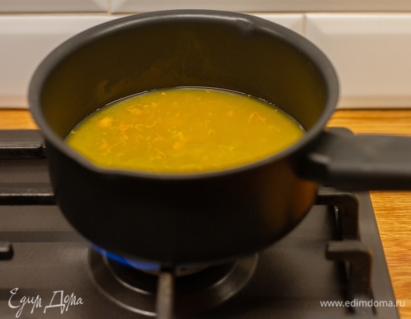Апельсиновый сок (230 мл) соединить с цедрой одного апельсина и коньяком, довести до кипения, уменьшить огонь и проварить 5 минут.