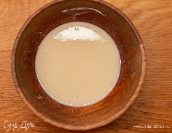 В 20 мл апельсинового сока развести крахмал.