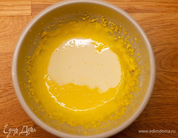 Желтки взбить с сахаром, соединить с крахмалом. Перемешать.